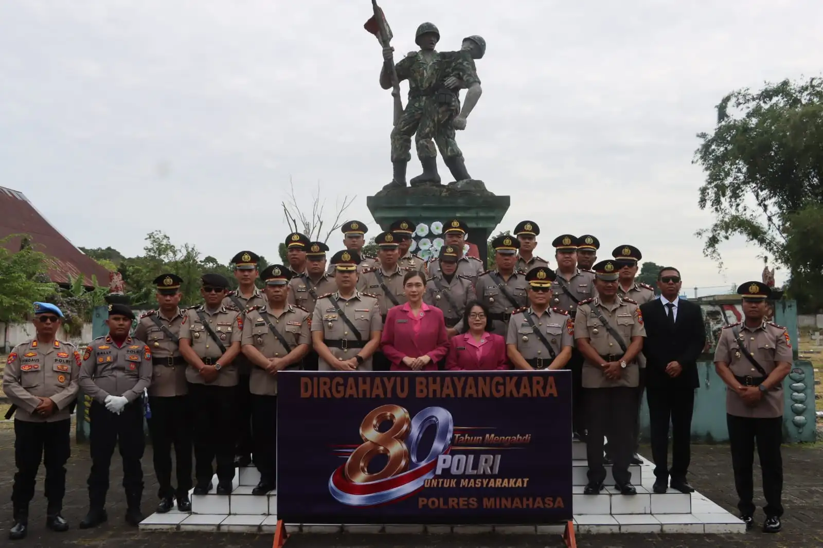 POLRES MINAHASA GELAR UPACARA ZIARAH DAN TABUR BUNGA DI TMP RINEGETAN, DALAM RANGKA HUT BHAYANGKARA KE-80 TAHUN