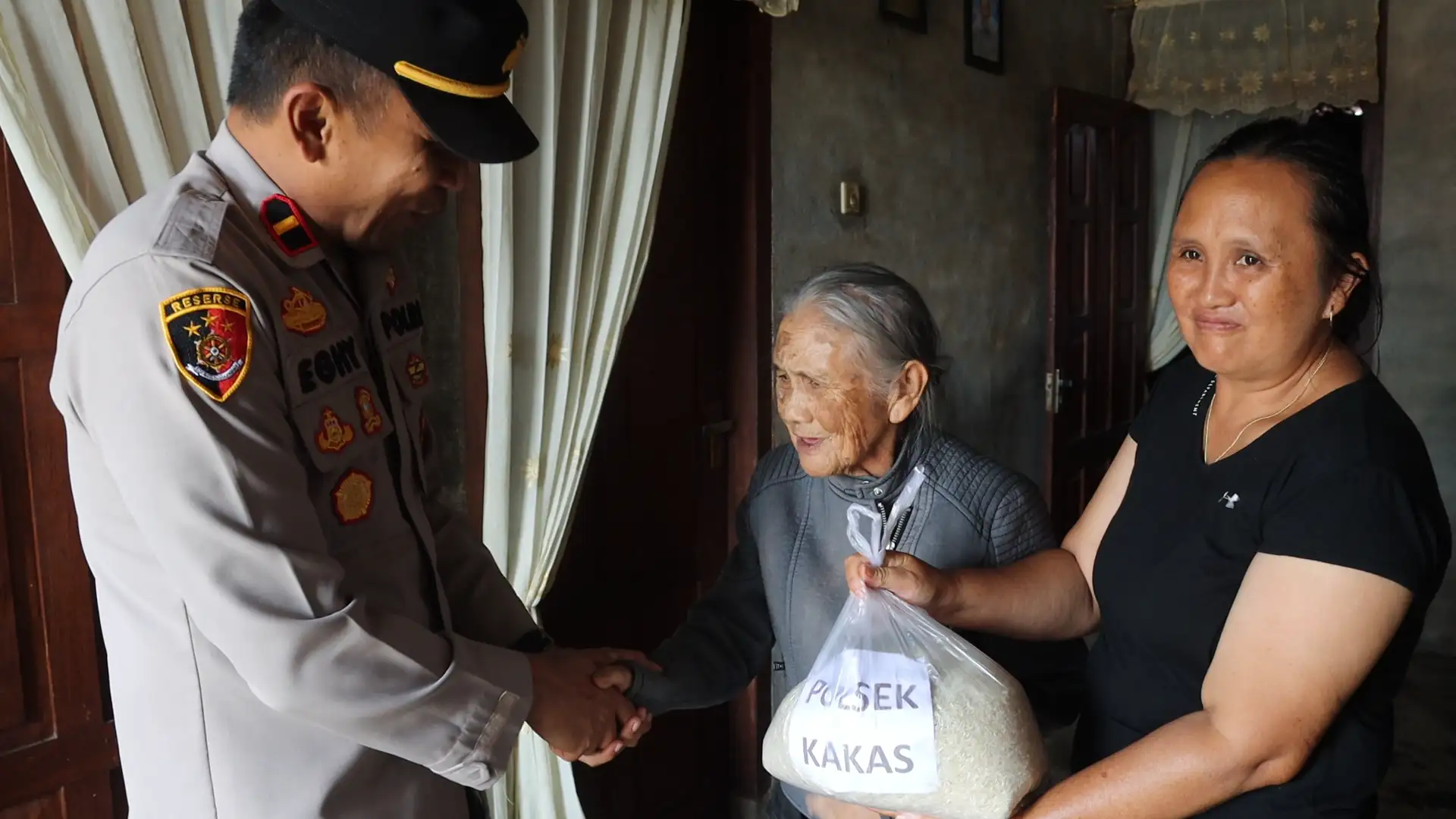 Kapolsek Kakas Sentuh Hati Warga, Berikan Bantuan Beras untuk Lansia Sakit dan Ibu Pasca Operasi Mata