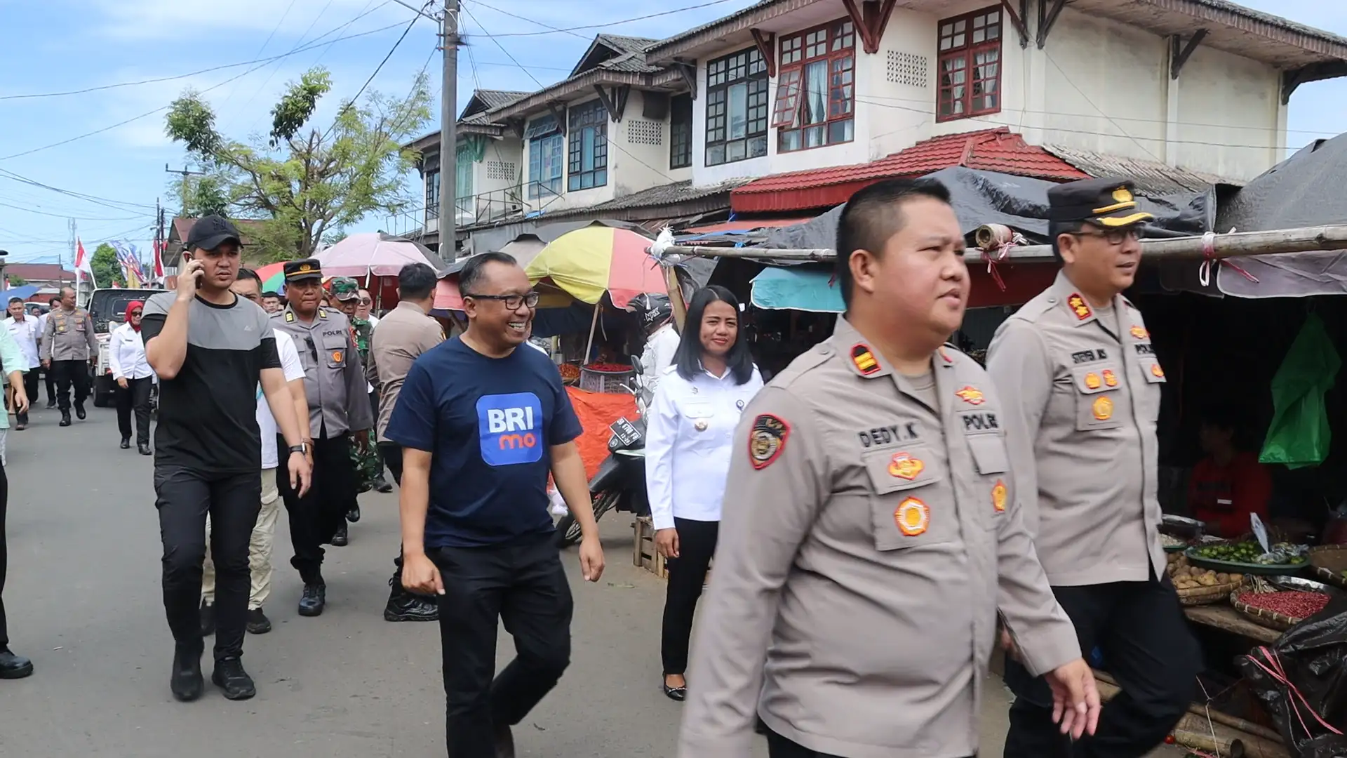 Gerakan Pangan Murah Polsek Tondano: Stok 1 Ton Beras Ludes, Diawali Bersih-Bersih dan Pemasangan Umbul-Umbul Merah Putih