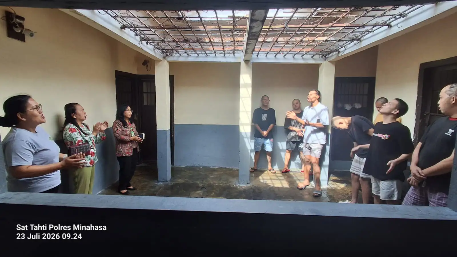 KASAT TAHTI POLRES MINAHASA GELAR IBADAH PEMBINAAN MENTAL DAN ROHANI BAGI TAHANAN BERAGAMA KRISTEN